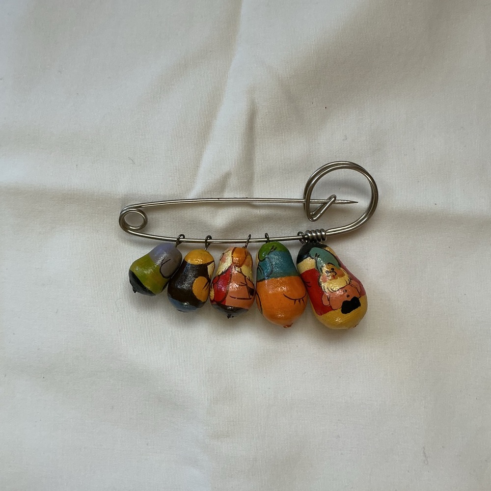 Russian Snow white and 4 Dwarfs-Painted Wooden Brooch/ Pin - Picture 3 of 3